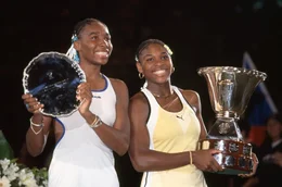Siegerin Serena Williams (re.) und ihre Schwester und Zweitplatzierte Venus (li.) posieren mit ihren Troph&auml;en nach dem Damenfinale des Compaq Grand Slam Cup 1991 in M&uuml;nchen.