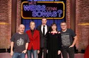 Moderator Kai Pflaume (M.) und seine Rateteam-Kapit&auml;ne Bernhard Ho&euml;cker (l.) und Elton (r.) begr&uuml;&szlig;en in dieser Sendung die Schauspielerin Katja Flint (2.v.l.) und die Schauspielerin Meret Becker (2.v.r.).
