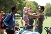Beim Treffen mit einer befreundeten Gruppe von V&auml;tern um Vic (Chris Rock, 2.v.l.) lernt Alex (Rodrigo Santoro, r.), was es hei&szlig;t, Vater eines Neugeborenen zu sein.