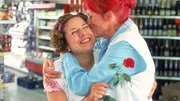 Gisi (Franziska Traub, l.) ist sich sicher, dass Matze ihr heute morgen einen Heiratsantrag machen wollte. Das begeistert auch Rita (Gaby K&ouml;ster).