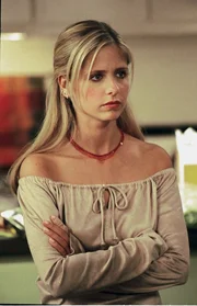 Buffy (Sarah Michelle Gellar) hofft, dass ihr Thanksgiving-Essen, zu dem all ihre Freunde kommen, auch gelingen wird. Buffy (Sarah Michelle Gellar) hofft, dass ihr Thanksgiving-Essen, zu dem all ihre Freunde kommen, auch gelingen wird.
