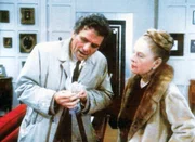 Abigail Mitchell (Ruth Gordon) wird von Lt. Columbo (Peter Falk) verh&ouml;rt. Er glaubt nicht, dass Edmund durch einen Unfall get&ouml;tet wurde.