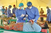 Kaum im Camp angekommen, muss Sophie (Alexandra Neldel, l.) erkennen, dass Dr. Kreusler (Hannes Jaenicke, r.) ein genialer Chirurg ist und trotz seiner schwer nachvollziehbaren Arbeitsweise Unglaubliches f&uuml;r seine Patienten leistet ...