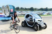 Richard Hammond (l.) auf einem Pinarello F8 Racing Bike und James May in einem Renault Twizy in St. Petersburg.