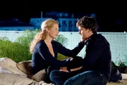 Greta (Diana Amft, l.), die &uuml;berzeugt ist, dass ihre Mutter unter paranoiden Wahnvorstellungen leidet, sucht Halt bei ihrem Ehemann David (Florian Stetter, r.).
