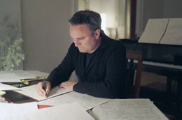 J&ouml;rg Widmann in seiner Wohnung in Berlin beim Komponieren seines Trompetenkonzerts &bdquo;Towards Paradise (Labyrinth VI)&ldquo; &ndash; Urauff&uuml;hrung im Gewandhaus Leipzig am 23.09.2021