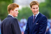 Harry (li.) und William (re.), Juni 2002: An der Ungerechtigkeit, dass die Thronfolge nichts mit Leistung oder Verdienst zu tun hat, hat sich Harry sein Leben lang abgearbeitet. William tr&auml;gt die B&uuml;rde, seinem Land und der Krone zu dienen.