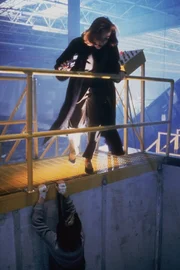 Dana Scully (Gillian Anderson , oben); Fox Mulder (David Duchovny, unten)