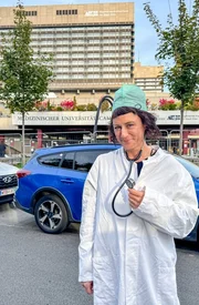 Esther vorm AKH Wien – sie darf einen Blick hinter die Kulissen machen. Esther vorm AKH Wien – sie darf einen Blick hinter die Kulissen machen.