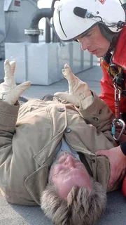 Werksleiter Gruber (Hermann Giefer) versucht, trotz seiner Schmerzen, Ralf Staller (Wolfgang Krewe, r.) auf die drohende Gefahr des geschlossenen Ventils aufmerksam zu machen...