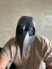 P schaut f&uuml;r ein Foto in die Kamera.