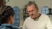 Ellie (Kim Biebow, l.) hat ihre Bewerbungsunterlagen gef&auml;lscht. Michael (Hanno Friedrich, r.) ist schockiert und stellt ihr ein Ultimatum.