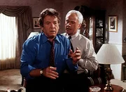 Senator Bell (Michael Cole, l.), der seine Tochter im Affekt geschlagen hat, wird von seinem Berater Peter Trent (John Rubinstein, r.) beruhigt.