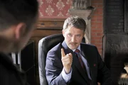 Minister Rodenbach (Andreas Brucker) spielt sich bei den Kommissaren als engagierter Politiker auf.