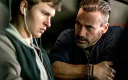 Baby (Ansel Elgort, l.), Buddy (Jon Hamm)   Die Verwendung des sendungsbezogenen Materials ist nur mit dem Hinweis und Verlinkung auf TVNOW gestattet.; Baby (Ansel Elgort, l.), Buddy (Jon Hamm)   Die Verwendung des sendungsbezogenen Materials ist nur mit dem Hinweis und Verlinkung auf TVNOW gestattet.