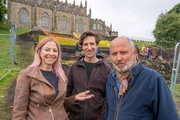Alice Roberts (l.) mit Arch&auml;ologen im Auckland Palace