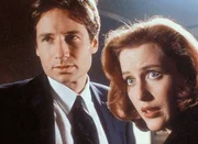 Mulder (David Duchovny, l.) und Scully (Gillian Anderson, r.) verfolgen eine internationale Serie von religi&ouml;s motivierten Morden.