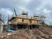 Das Haus von Allan und Alison befindet sich mitten im Bau.  +++ Die Verwendung des sendungsbezogenen Materials ist nur mit dem Hinweis und Verlinkung auf RTL+ gestattet. +++