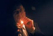 Der CIA-Mann (William B. Davis) hat einen äußerst geheimnisvollen Fall zu bearbeiten. Der CIA-Mann (William B. Davis) hat einen äußerst geheimnisvollen Fall zu bearbeiten.