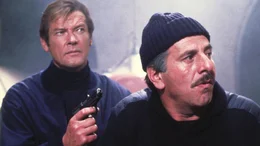 James Bond (Roger Moore,  l.), Chaim Topol (Milos Columbo)
