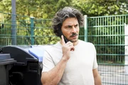 Manuel (Daniel Sellier) erf&auml;hrt am Telefon von einer neuen M&ouml;glichkeit.