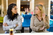 Raquel (Yara Hassan, l.) erf&auml;hrt von Bea (Caroline Maria Frier) den Grund f&uuml;r Julias Ver&auml;nderung.