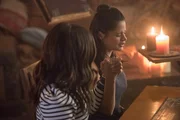 Maggie (Sarah Jeffery, l.); Mel (Melonie Diaz, r.)