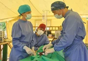 Schon bald muss Sophie (Alexandra Neldel, l.) erkennen, dass Teamleiter Dr. Matthias Kreussler (Hannes Jaenicke, r.) fachlich ein wahres Genie ist, der mit ungew&ouml;hnlichen Methoden ein Leben nach dem anderen rettet. Doch dabei &uuml;berschreitet er so viele Grenzen, was sein Team (David Chatchavan Asavonond, M.) schier an den Rand des Wahnsinns treibt ...