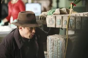 Richard Castle (Nathan Fillion) wirft einen Blick in den Sarg des Maya-K&ouml;nigs ...