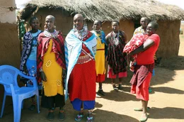 Frauen haben in der Massai-Kultur wenig Mitbestimmungsrecht und gehen in der Regel keiner bezahlten Arbeit nach.