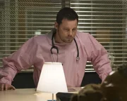So schwer es ihm auch f&auml;llt, Alex (Justin Chambers) wird klar, dass er endlich eine Entscheidung treffen muss. Wie steht er zu Jo?