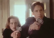 Scully (Gillian Anderson, l.) und Mulder (David Duchovny, r.) verhaften den Entf&uuml;hrer eines 10-j&auml;hrigen Jungen, der aufgrund seiner Kreuzigungsmerkmale an den H&auml;nden angeblich von den M&auml;chten der Finsternis verfolgt wird.