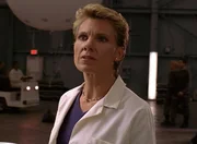 Professor Maggie Walsh (Lindsay Crouse)