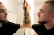 Scham und die Angst, von anderen beurteilt zu werden, engten Christophs Leben ein.