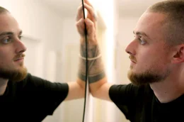 Scham und die Angst, von anderen beurteilt zu werden, engten Christophs Leben ein.