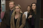 Bei dieser Begegnung w&auml;re April (Sarah Drew, 2.v.r.) nur zu gerne nicht dabei: Owen (Kevin McKidd, l.) und Carina (Stefania Spampinato, r.) treffen im Aufzug auf deren Ex-Freundin Arizona (Jessica Capshaw, 2.v.l.) ...