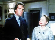 Abigail Mitchell (Ruth Gordon), eine erfolgreiche Schriftstellerin, setzt den Mann ihrer toten Nichte, Edmund (Charles Frank) als Alleinerben ein.