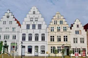 In Friedrichstadt wurden im 18. Jahrhundert verfolgte religi&ouml;se Minderheiten aus Holland angesiedelt, wovon der Stil dieser H&auml;userreihe zeugt.