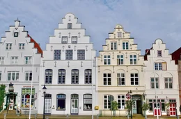 In Friedrichstadt wurden im 18. Jahrhundert verfolgte religi&ouml;se Minderheiten aus Holland angesiedelt, wovon der Stil dieser H&auml;userreihe zeugt.