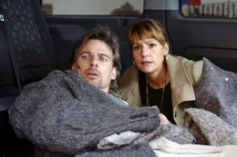 Leon (Ren&eacute; Steinke, l.) und Katja (Sophie Sch&uuml;tt, r.) versuchen auf eigene Faust herauszufinden, wer hinter den Morden und der Entf&uuml;hrung steckt ...