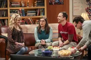 "The Big Bang Theory", "Die Feiertags-Zusammenfassung." Erstmals nach den Weihnachtsfeiertagen sieht sich die ganze Clique wieder und hat einander viel zu berichten. Sheldon und Amy haben immer noch an der Beziehungskrise zu knabbern, die sie w&auml;hrend ihres Urlaubs bei Sheldons Mutter Mary in Texas hatten. Zwischen Penny und Leonard ist eine Meinungsverschiedenheit &uuml;ber die Weihnachtsdekoration eskaliert, w&auml;hrend Bernadette und Howard ordentlich von ihrem Nachwuchs auf Trab gehalten wurden. Im Bild (v.li.): Melissa Rauch (Bernadette Rostenkowski-Wolowitz), Mayim Bialik (Amy Farrah Fowler), Jim Parsons (Sheldon Cooper), Johnny Galecki (Leonard Hofstadter).