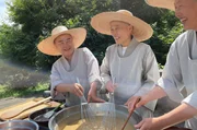 Geun Bum Sunim, Yeon il Sunim und Wookwan Sunim (v.l.) bereiten gemeinsam Chilipaste zu.