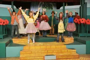 Sue (Eden Sher, vorne l.) ist v&ouml;llig aus dem H&auml;uschen, weil sie zusammen mit ihrer Mutter Frankie in einer Musicalauff&uuml;hrung singen darf. Doch ihr Traum vom gro&szlig;en Erfolg platzt bald. Unterdessen hat Brick &Auml;rger mit seinem unzuverl&auml;ssigen Onkel Rusty ...