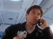 Mulder (David Duchovny) erfährt am Telefon von seiner Kollegin spannende Einzelheiten über den regierungseigenen Eisenbahnwaggon. Mulder (David Duchovny) erfährt am Telefon von seiner Kollegin spannende Einzelheiten über den regierungseigenen Eisenbahnwaggon.
