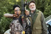 Adams Adams (Tymberlee Hill, l.); Arthur Cochran (Bradley Whitford, r.)