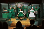 W&auml;hrend Frankie (Patricia Heaton) es genie&szlig;t, ihrer Mutterrolle zu entkommen und in einem Musical mitzuwirken, bittet Brick seinen Onkel Rusty um dessen Unterst&uuml;tzung beim 'Special Friends Day' in der Schule. Eine Entscheidung, die er bald bereut ...
