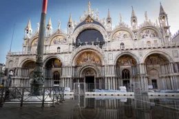Auch der Markusdom k&ouml;nnte den Folgen der &Uuml;berschwemmungen in Venedig zum Opfer fallen.