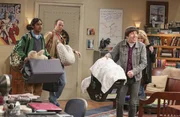 W&auml;hrend sich Raj (Kunal Nayyar, l.) und Stuart (Kevin Sussman, 2.v.l.) als Babyfl&uuml;sterer entpuppen, m&uuml;ssen sich die frischgebackenen Eltern Howard (Simon Helberg, 2.v.r.) und Bernadette (Melissa Rauch, r.) erst noch an das Eltern-Dasein gew&ouml;hnen ...