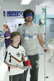 Der 8-j&auml;hrige Finn (Kilian Sch&uuml;ler, l.) k&uuml;mmert sich um den erblindeten Ben (Tom Beck) und f&uuml;hrt ihn durchs Krankenhaus. Ben ahnt nichts von der Gefahr, in der der Junge schwebt...