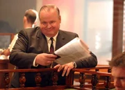 Jim gibt Daniel eine neue Zeitung.